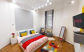 King Bed & Cozy Lighting, Free Wifi In Budapest